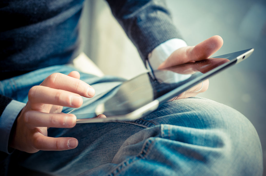 Ragazzo che utilizza il tablet per lavoro